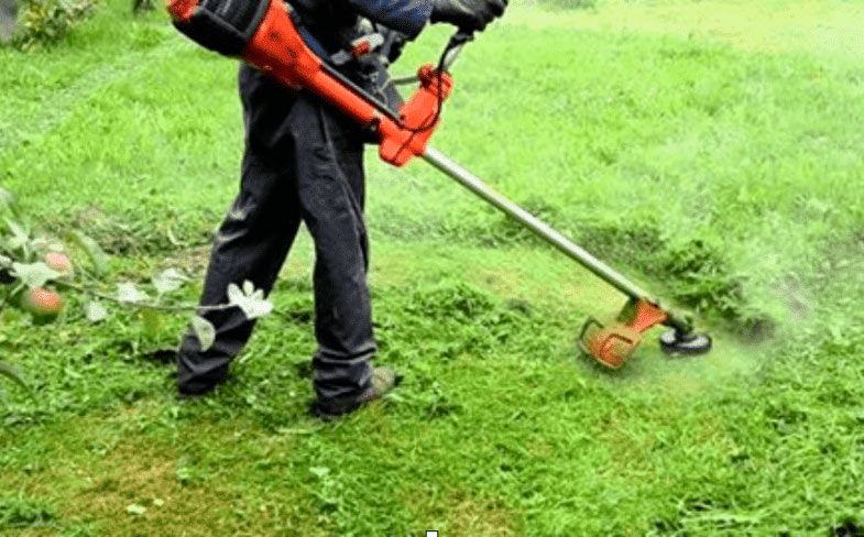 Multiservicios Abacel jardinero cortando hierbas