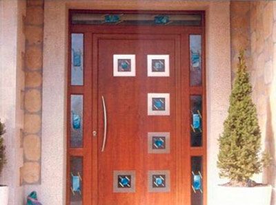 Multiservicios Abacel puerta con decoraciones